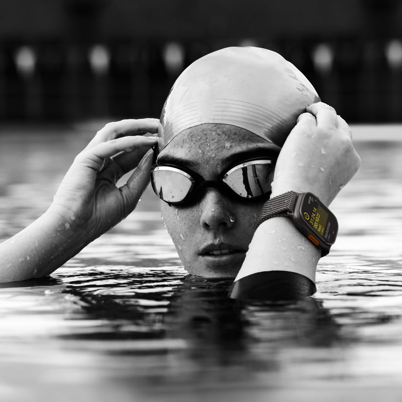 Apple_Watch_Ultra_2_49mm_Natural_Titanium_Ocean_Band_Navy_PDP_Image_Position_8__en-ME