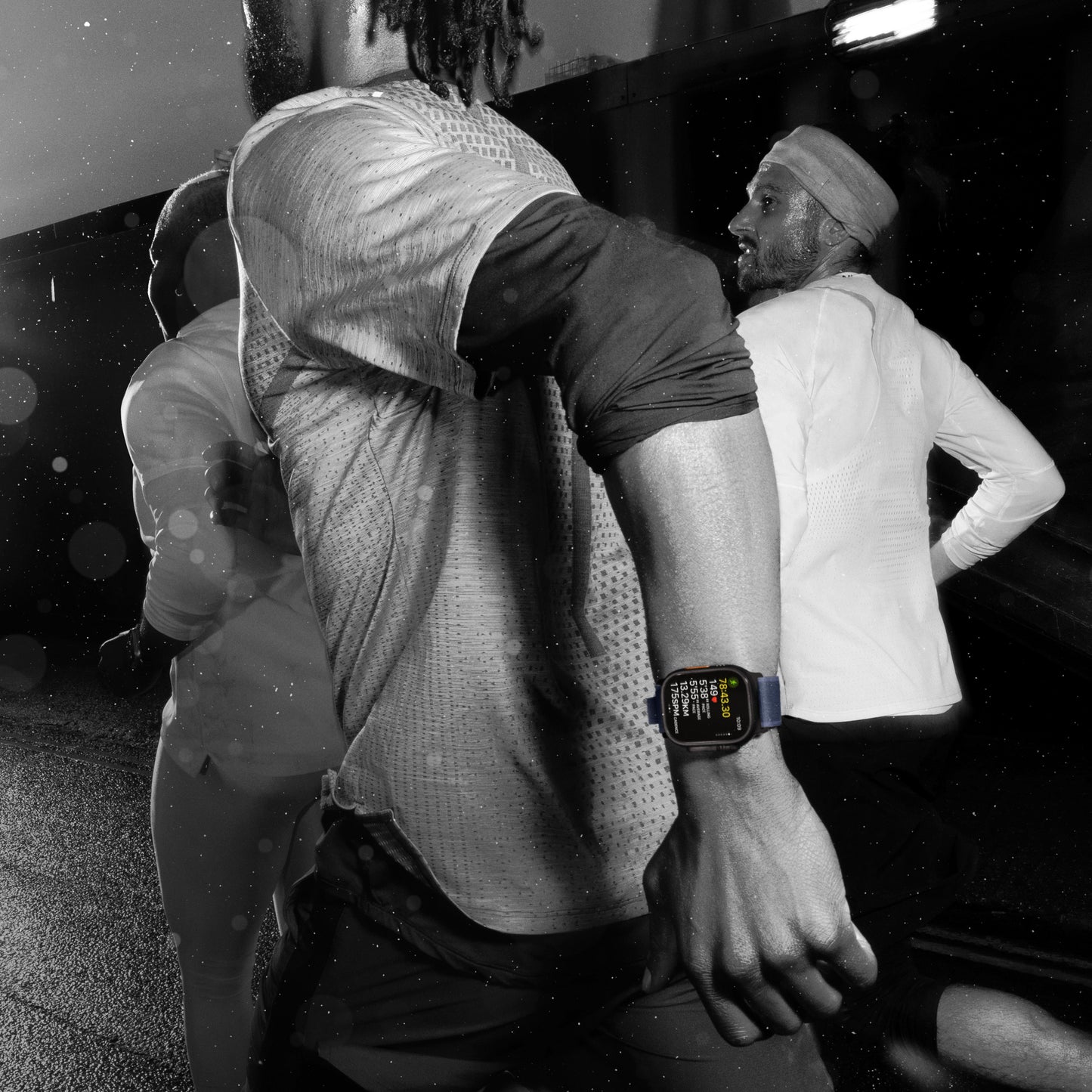 Apple_Watch_Ultra_2_49mm_Natural_Titanium_Trail_Loop_Blue_PDP_Image_Position_7__en-ME