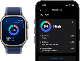 Apple Watch Ultra 3، إطار من التيتانيوم الطبيعي، شاشة لإظهار نتيجة النوم، معلومات مفصلة ضمن رسم بياني دائري، نتيجة في المنتصف، الحزام، حزام Loop ترايل أزرق